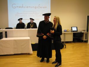 Jänner 2018 Martina empfängt das Dokument Master of Sience bei der Graduierugsfeier