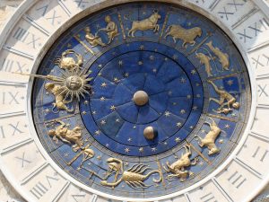 September 2018 Uhr mit Tierkreiszeichen