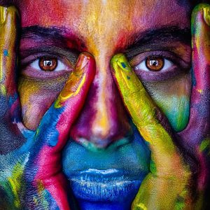 Februar 2019 Gesicht in vielen Farben bemalt